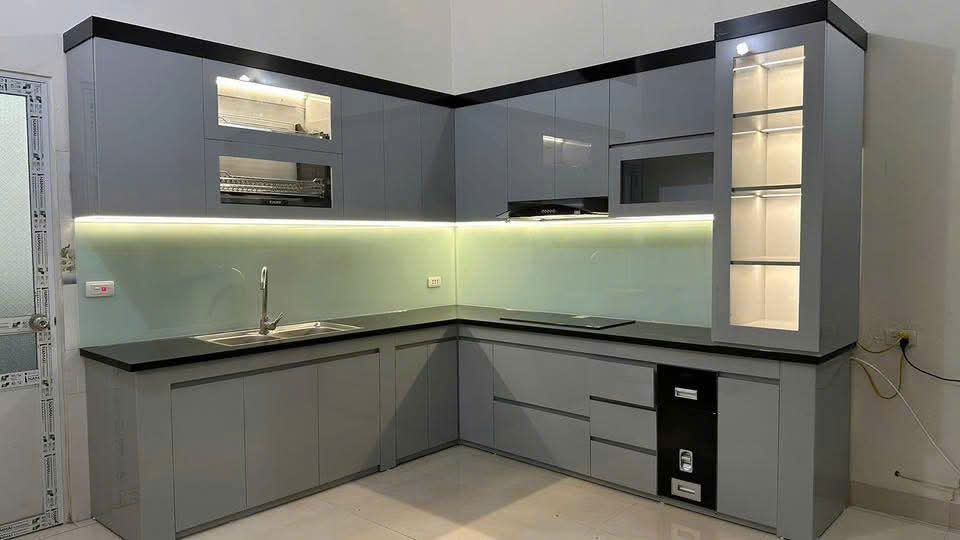 Tu-bep-inox-canh-kinh-cuong-luc- chu-L-02 Tủ bếp inox cánh kính cường lực chữ L 01