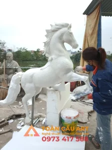 mẫu tượng con ngựa có cánh băng xốp