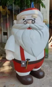 mô hình ông già noel bằng xốp trang trí ở sảnh