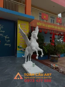 mô hình tượng con ngựa có cánh băng xốp