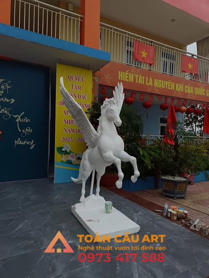mo -hinh-tuong-con-ngua-co-canh-bang-xop mô hình tượng con ngựa có cánh băng xốp