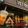 mô hình xốp 3d ly nước uống được treo tại cửa hàng