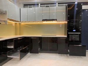 Tủ bếp cánh kính cường lực