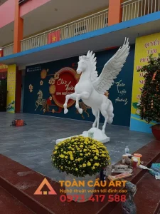 tượng con ngựa có cánh băng xốp