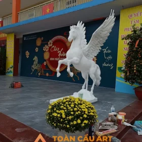 tượng con ngựa có cánh băng xốp