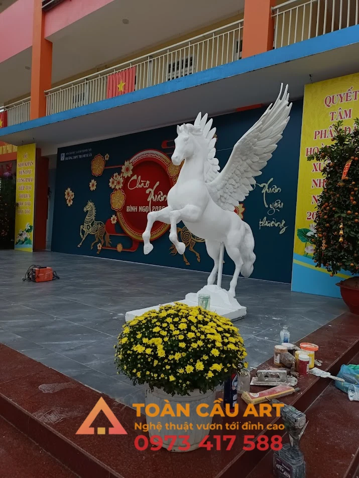 tuong-con-ngua-co-canh-bang-xop tượng con ngựa có cánh băng xốp
