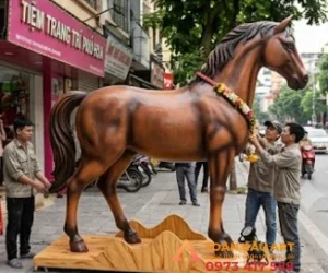 Mô hình xốp con ngựa khổng lồ.