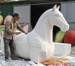 gia công khối Mô hình xốp con ngựa khổng lồ.