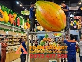 lắp đặt mô hình xốp trái cây  đu đủ tại cửa hàng nông sản