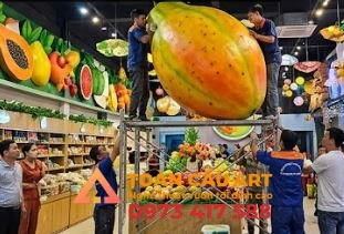 mo-hinh-xop-trai-du-du-trang-tri lắp đặt mô hình xốp trái cây đu đủ tại cửa hàng nông sản