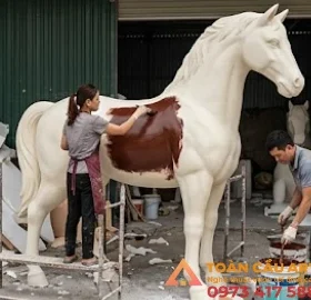 Mô hình xốp con ngựa khổng lồ.