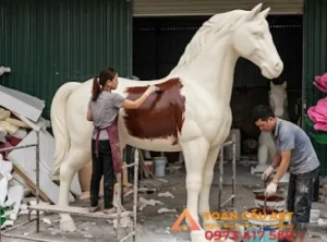 Mô hình xốp con ngựa khổng lồ.