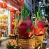 trưng bày mô hình xốp quả thanh long tại cửa hàng