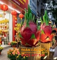 trưng bày mô hình xốp quả thanh long tại cửa hàng